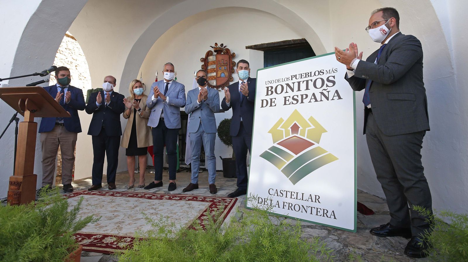 Castellar  de la Frontera fue proclamado como uno de los pueblos más bonitos  de España. El coqueto enclave se suma así a Vejer, Grazalema, Zahara de la Sierra y Setenil de las Bodegas como uno de los cinco pueblos de la provincia que puede presumir de esta marca única de calidad