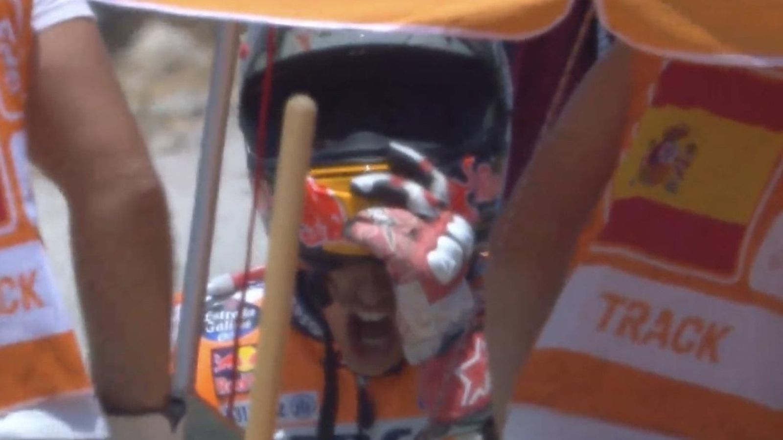 Márquez grita de dolor tras su caída. Márquez grita de dolor tras su caída.