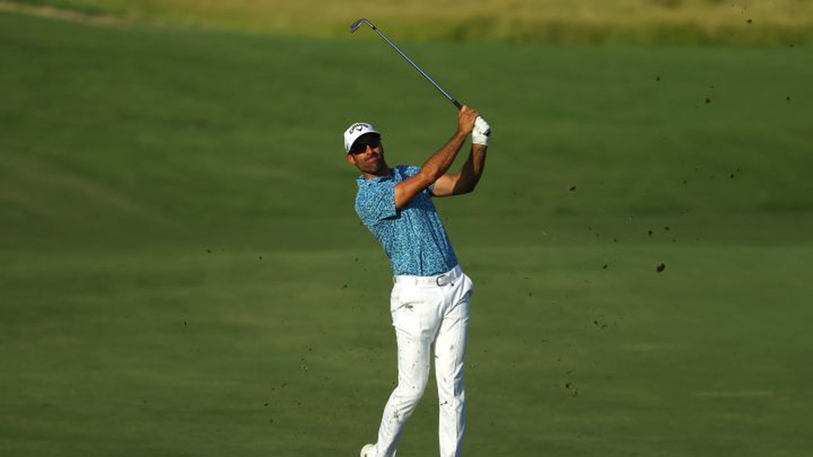 Álvaro Quirós sigue con la mirada la trayectoria de la bola