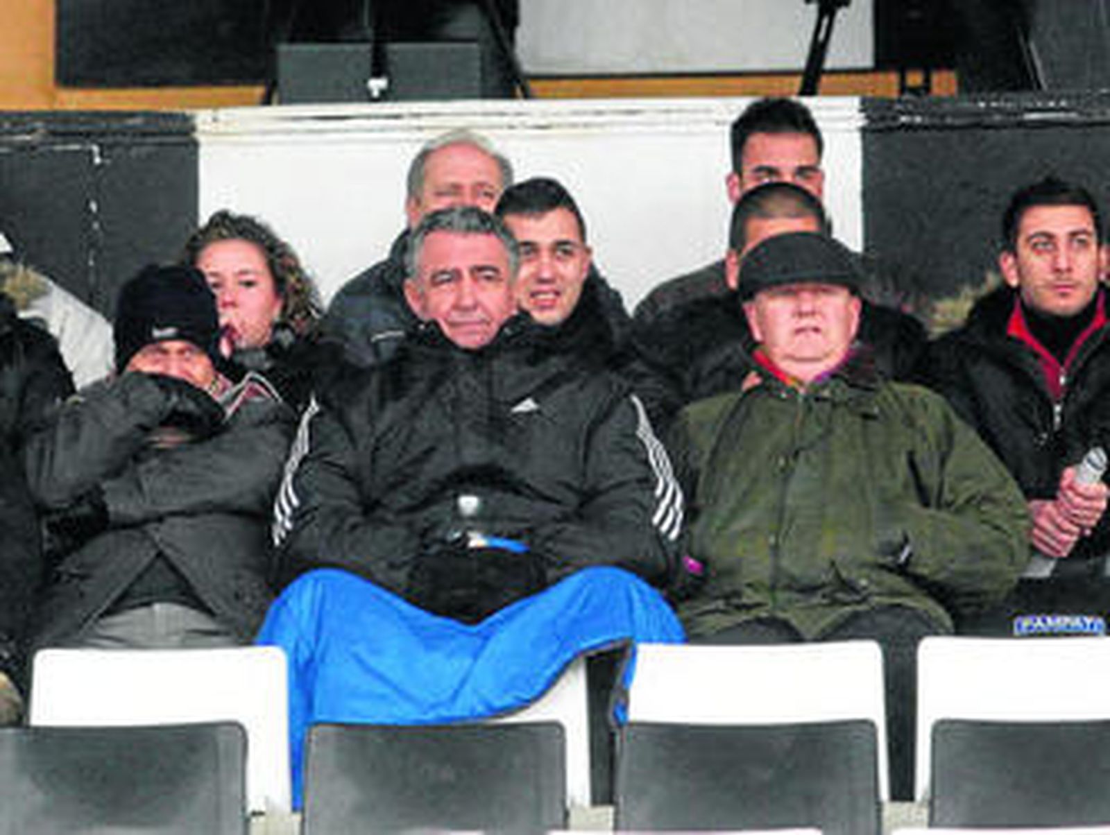 Alfredo Gallardo (en el centro), en un partido de esta temporada.