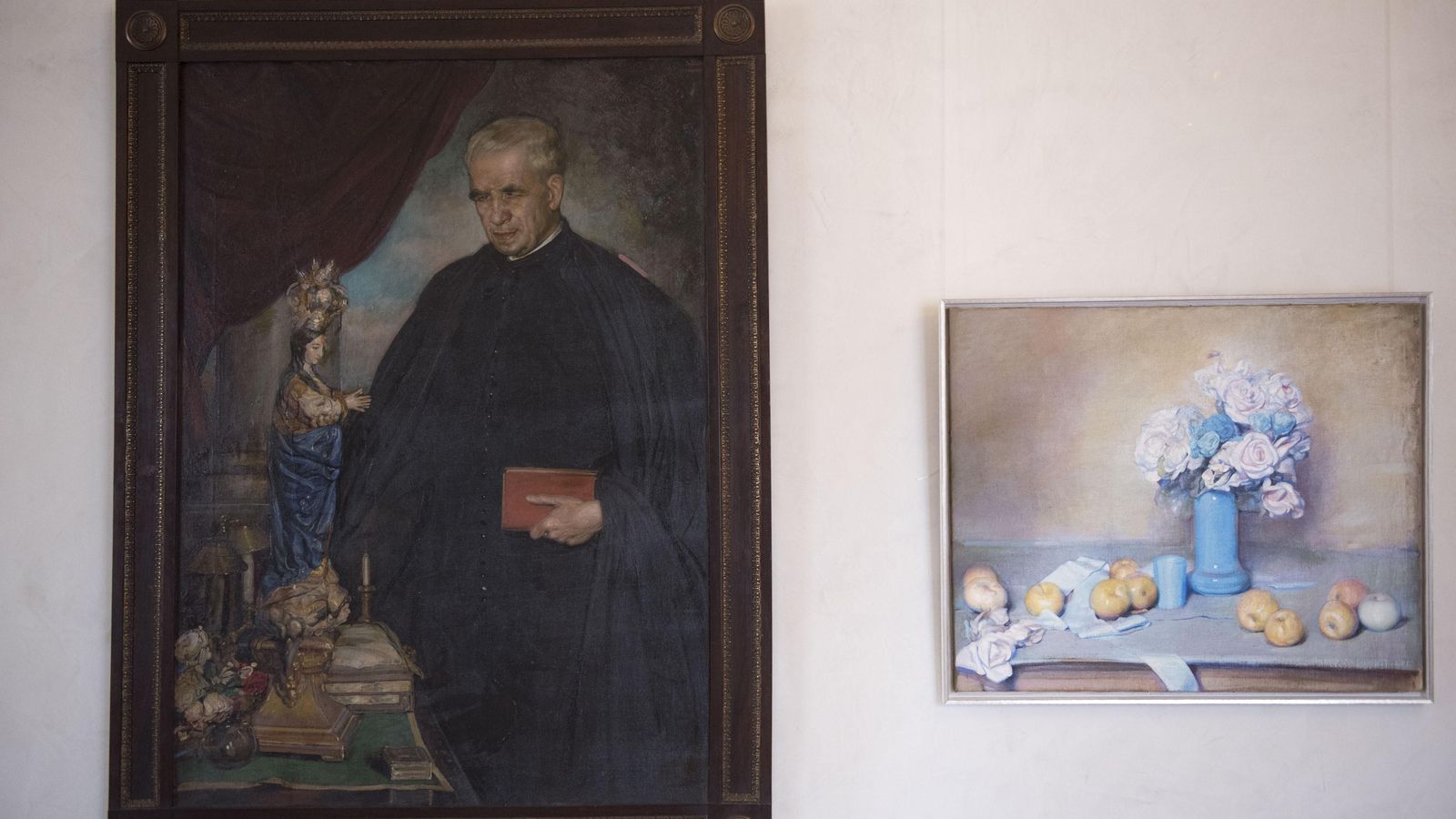 A la izquierda, un retrato del Padre Manjón propiedad del Ayuntamiento; a la derecha, un bodegón cedido por la familia Morcillo.