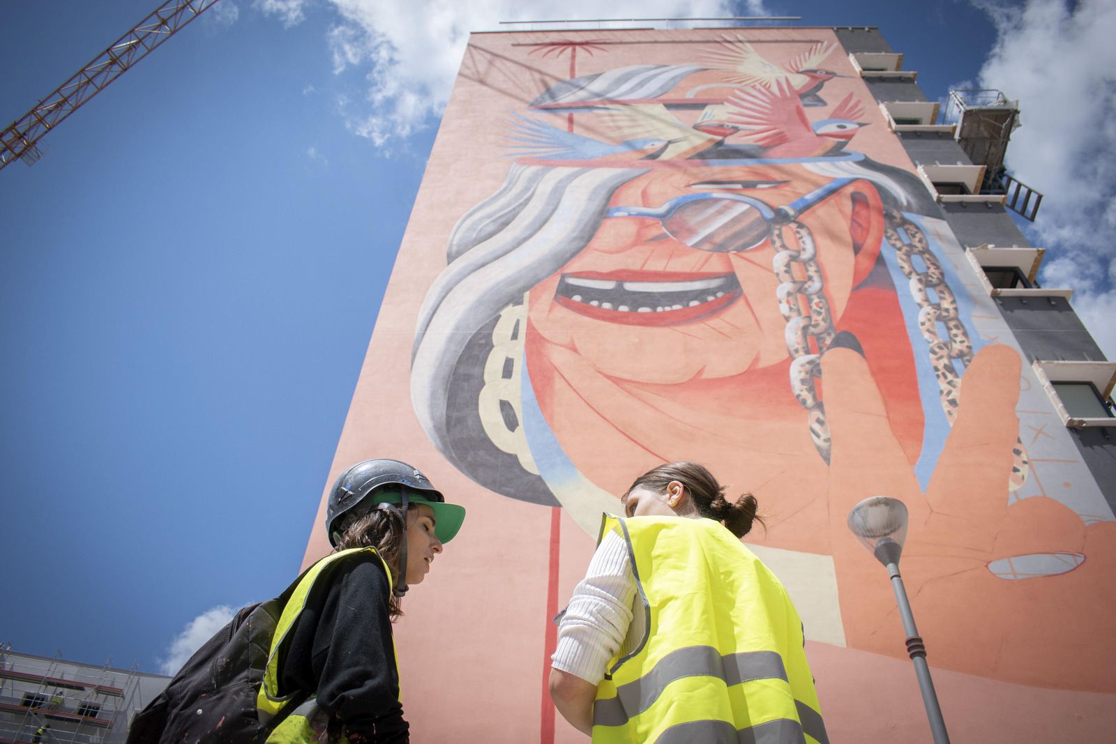 Así es uno de los murales de la nueva residencia de estudiantes de Granada, pintado por María Capdevila.