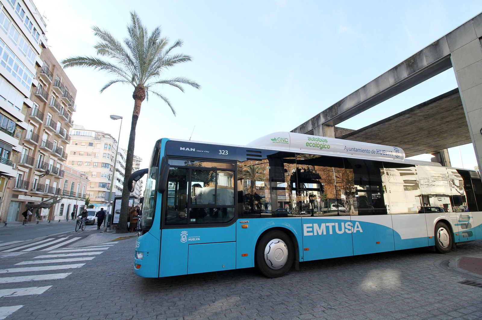 Uno de los vehículos propulsados por gas natural comprimido sale desde la estación de Zafra para iniciar su ruta.