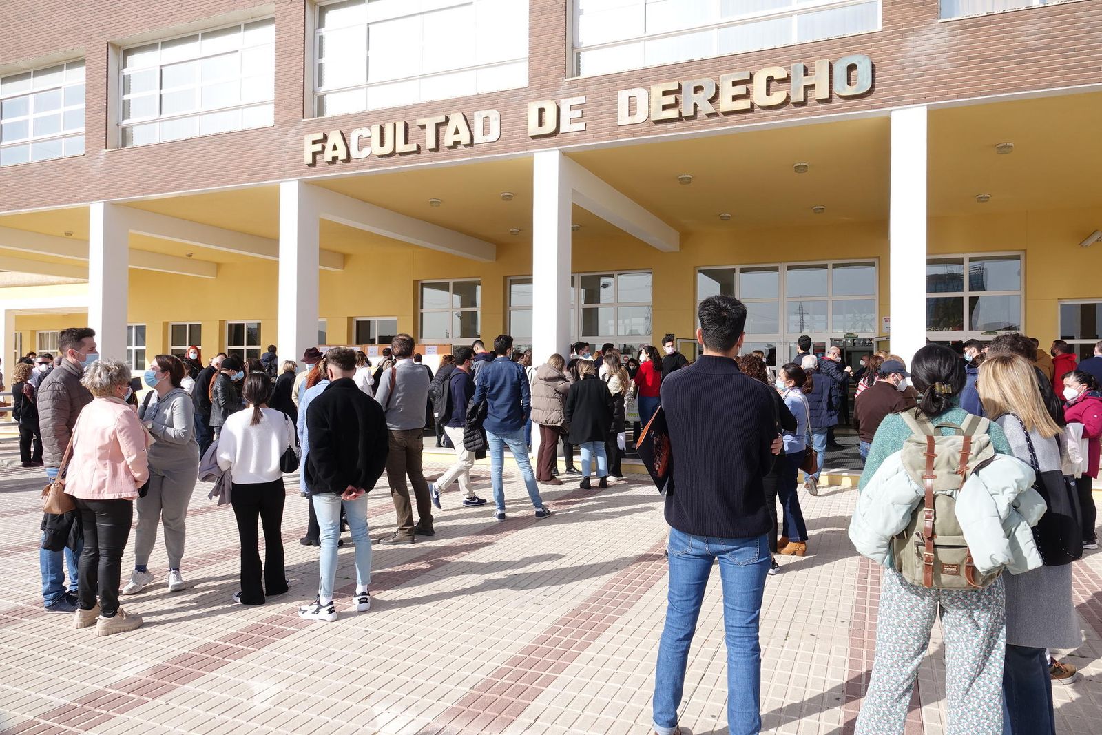 Aspirantes hacen cola en la Facultad de Derecho, este sábado, antes de entrar al examen MIR.