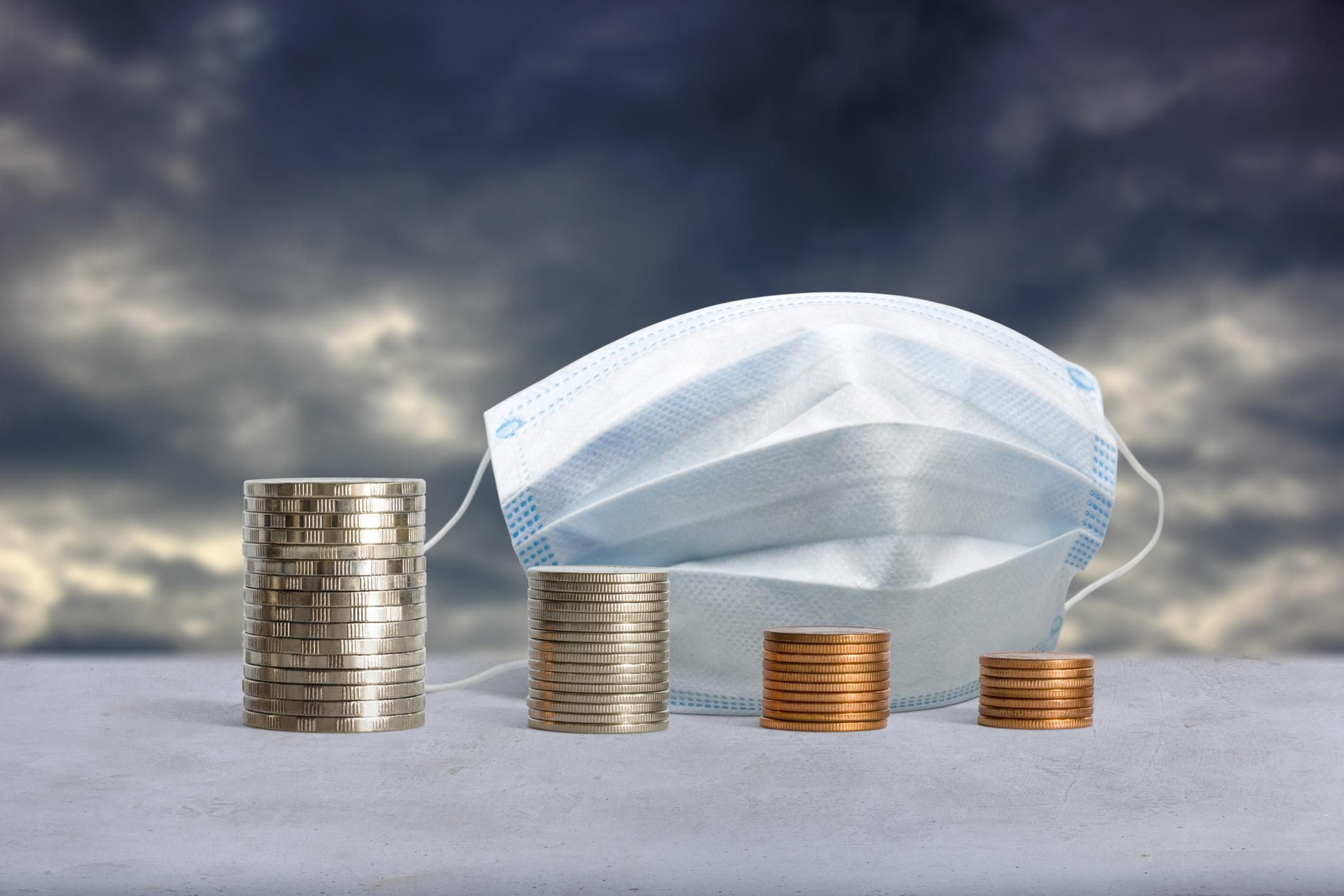 Los consumidores están denunciando la nueva 'tasa covid' que están imponiendo en sus facturas algunas empresas.