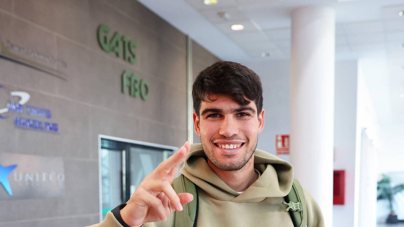 Así fue la llegada de Carlos Alcaraz a Málaga para jugar la Copa Davis