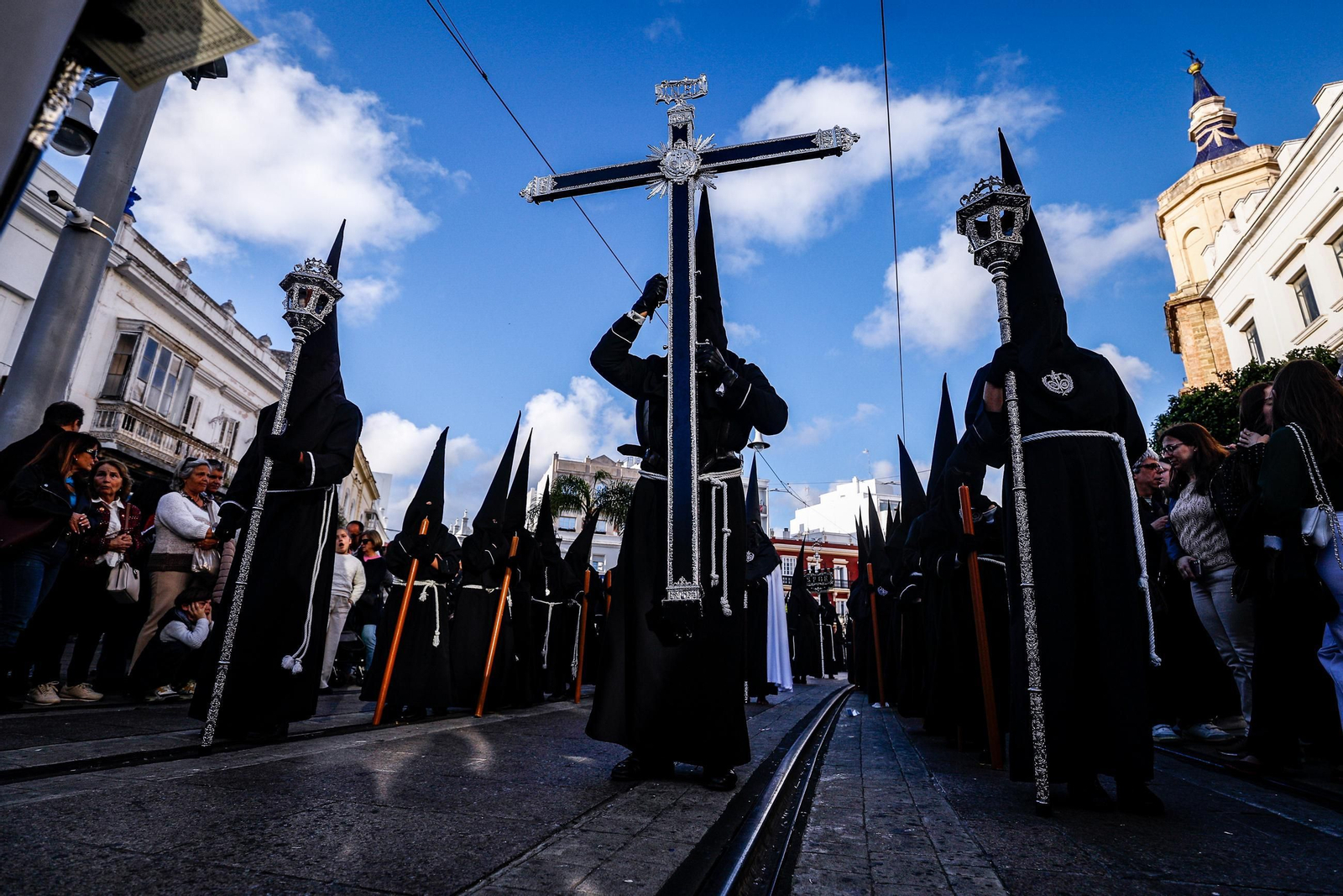 Imágenes de la salida de la Soledad en la Semana Santa de San Fernando 2025