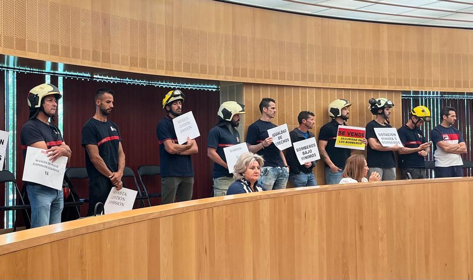 Bomberos del servicio de APEI de Granada protestan por su situación en un Pleno de la Diputación