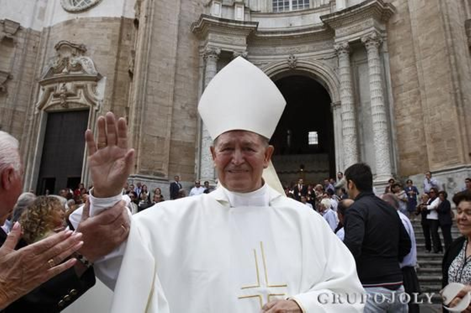Imágenes de la toma de posesión del nuevo obispo de Cádiz y Ceuta, Rafael Zornoza Boy, en la Catedral de Cádiz.

Foto: Lourdes de Vicente - Joaquin Pino