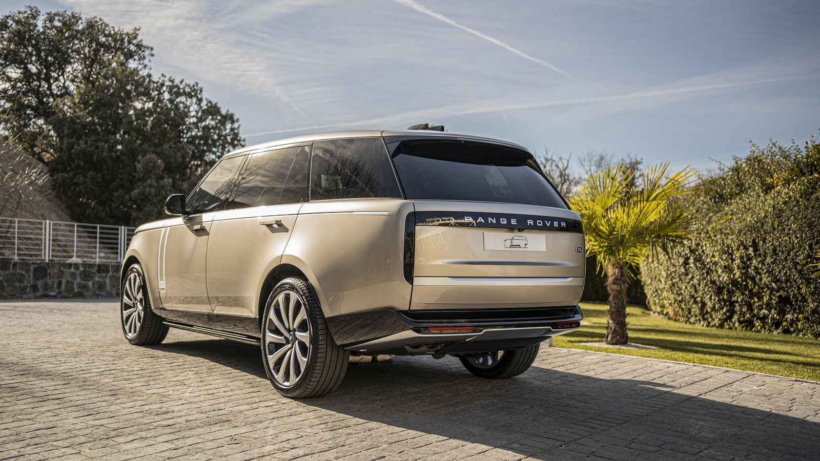 El Range Rover, un coche con una vida comercial muy larga en todas sus generaciones, estrena ahora la quinta. Quizá lo que más cambia es la minimalista traseras, con los pilotos reducidos a la mínima expresión.