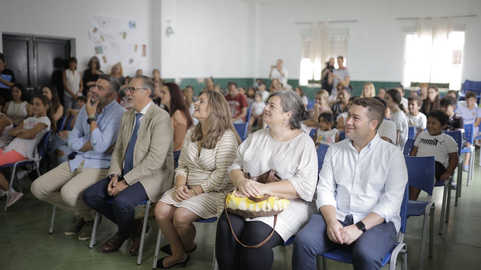Acto de entrega del material escolar a las familias onubenses
