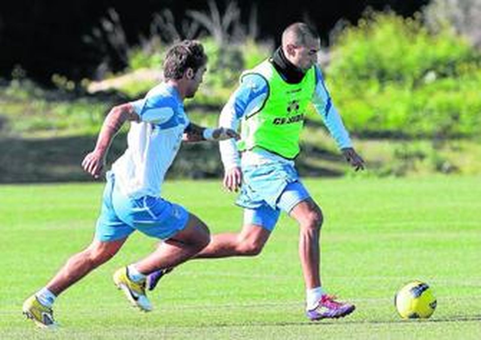 José Vega se marcha de Israel en un entrenamiento celebrado recientemente en Montecastillo.