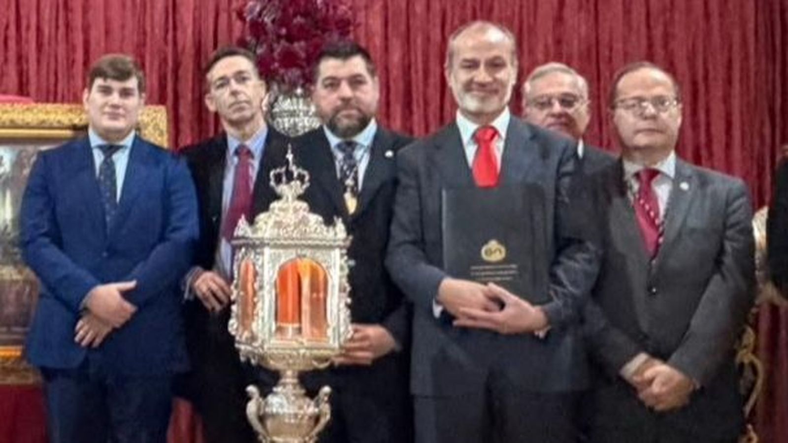 Antonio Manuel Rivas, con las tapas del Pregón  el día de la presentación del cartel de Semana Santa.