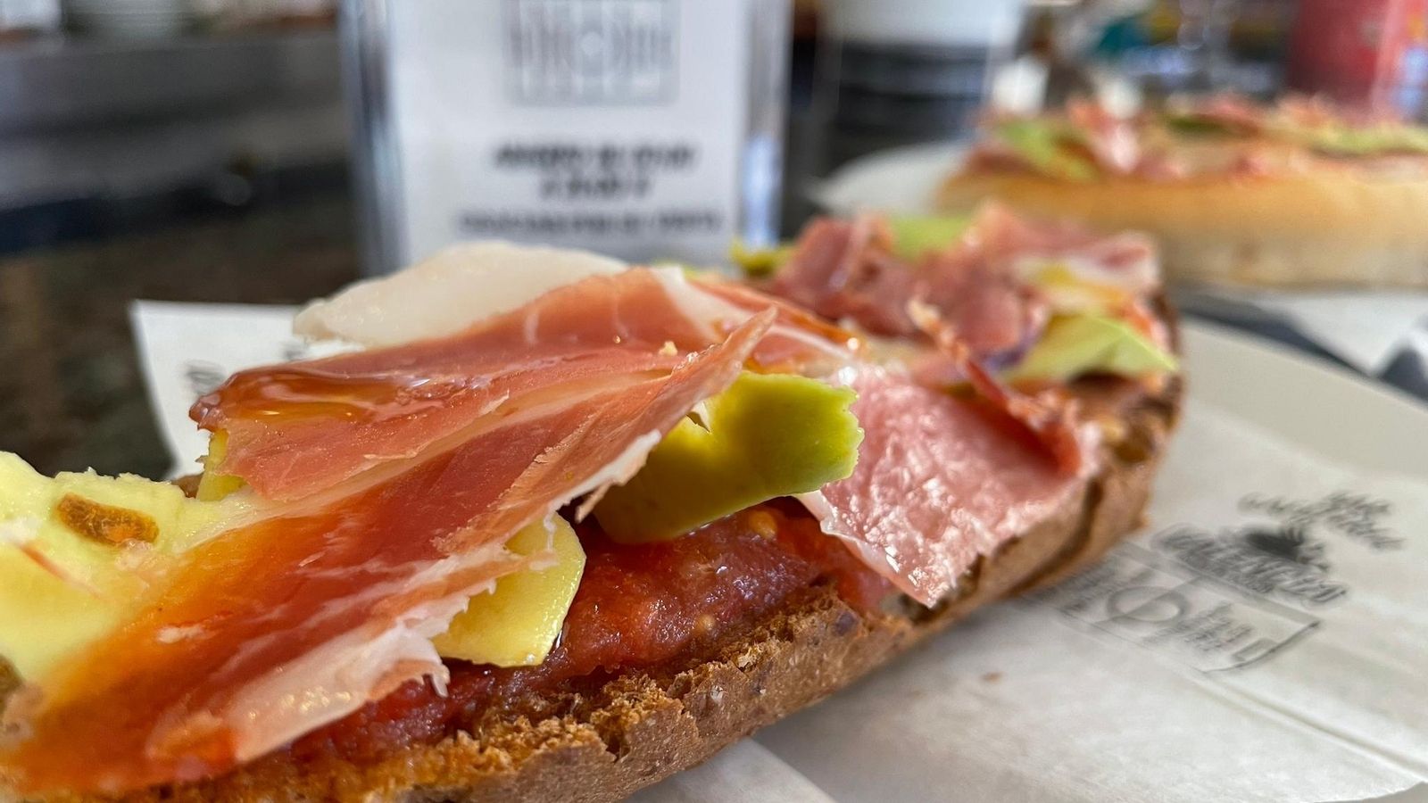 El lugar se caracteriza por sus tradicionales desayunos.