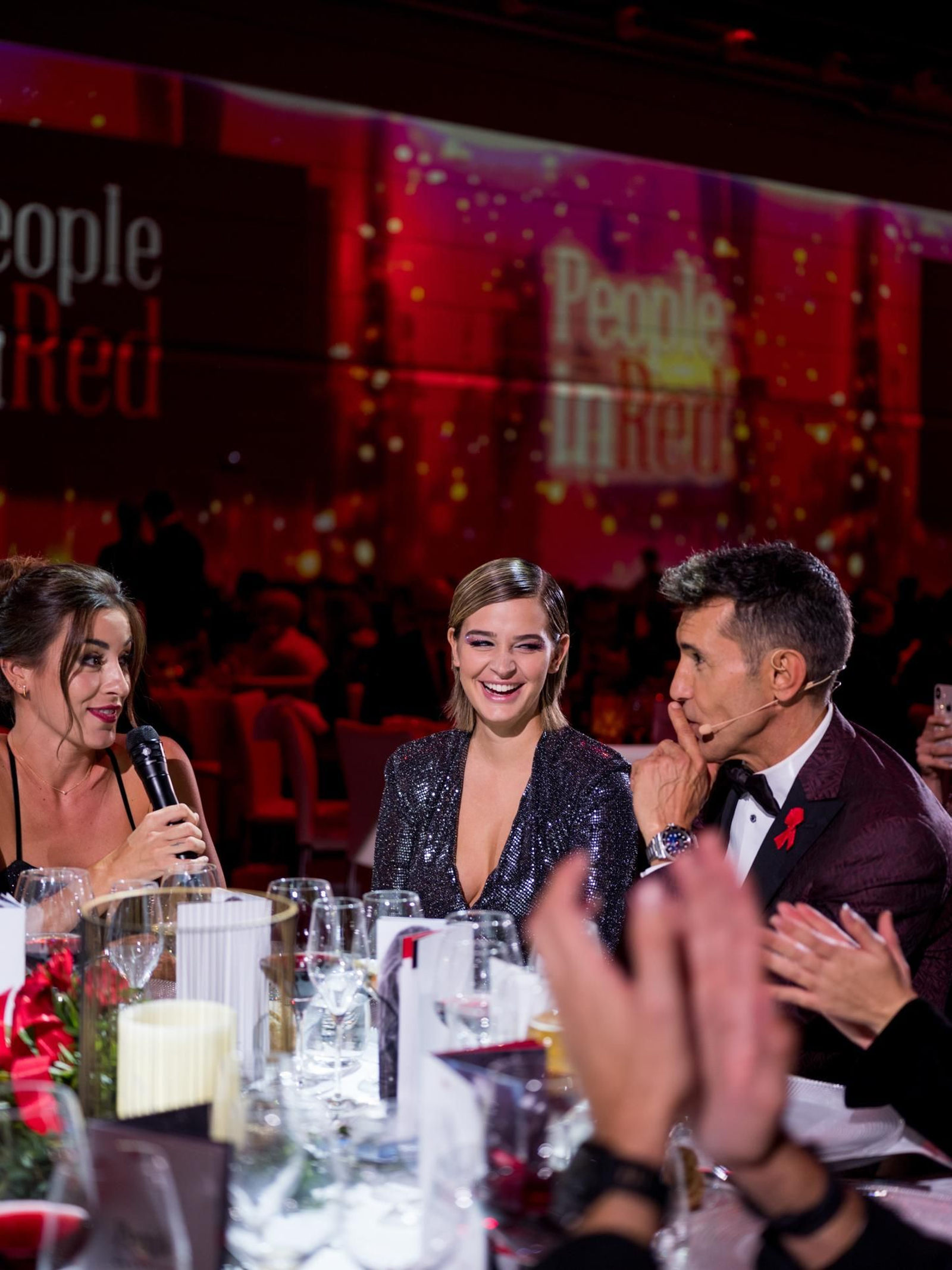 Jesús Vázquez, en la mesa de Laura Escanes y Paula Gonu.