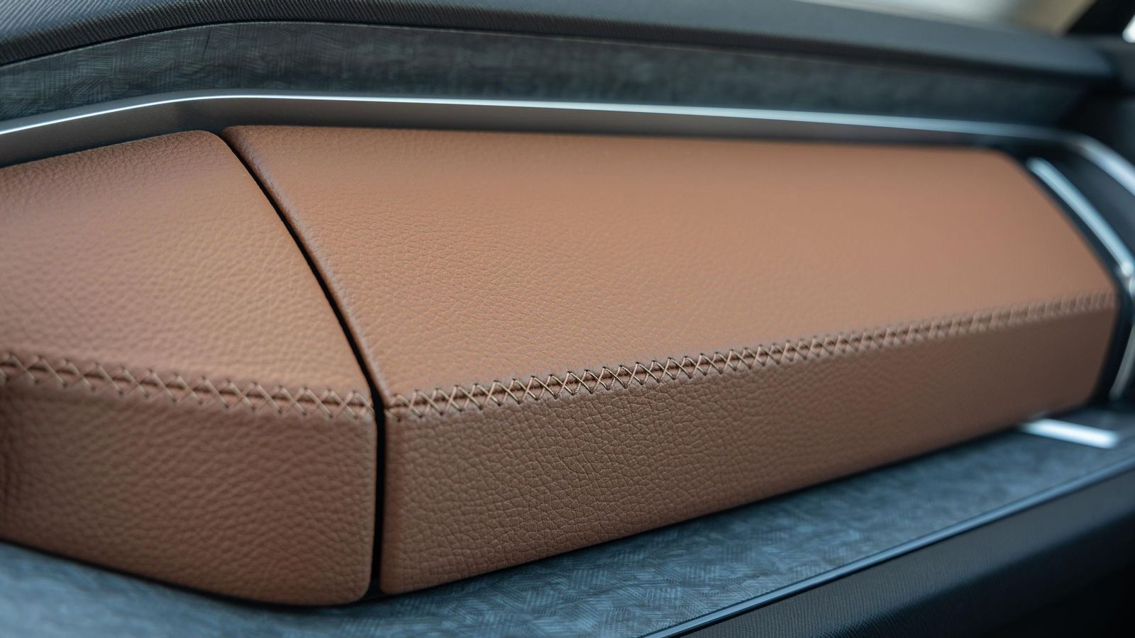 La tapa de la segunda guantera, la situada en la parte superior, ofrece este aspecto en el caso del acabado más alto disponible en el Kodiaq.