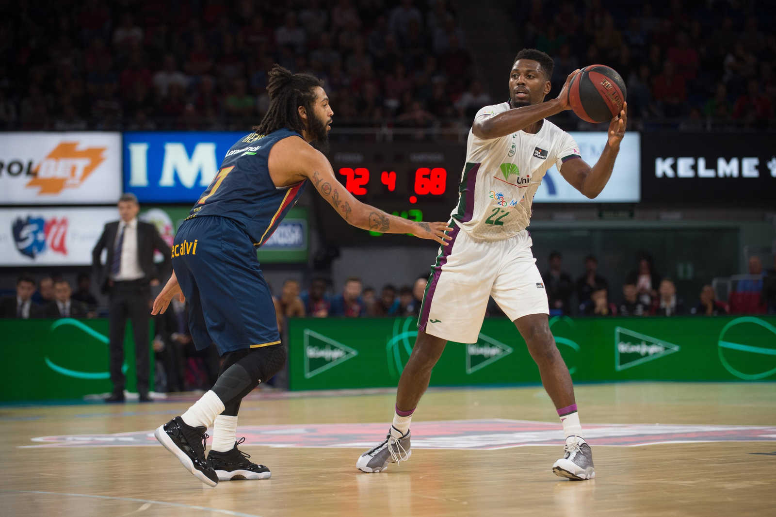 Melvin Ejim trata de buscar un pase en su etapa en el Unicaja. Melvin Ejim trata de buscar un pase en su etapa en el Unicaja.