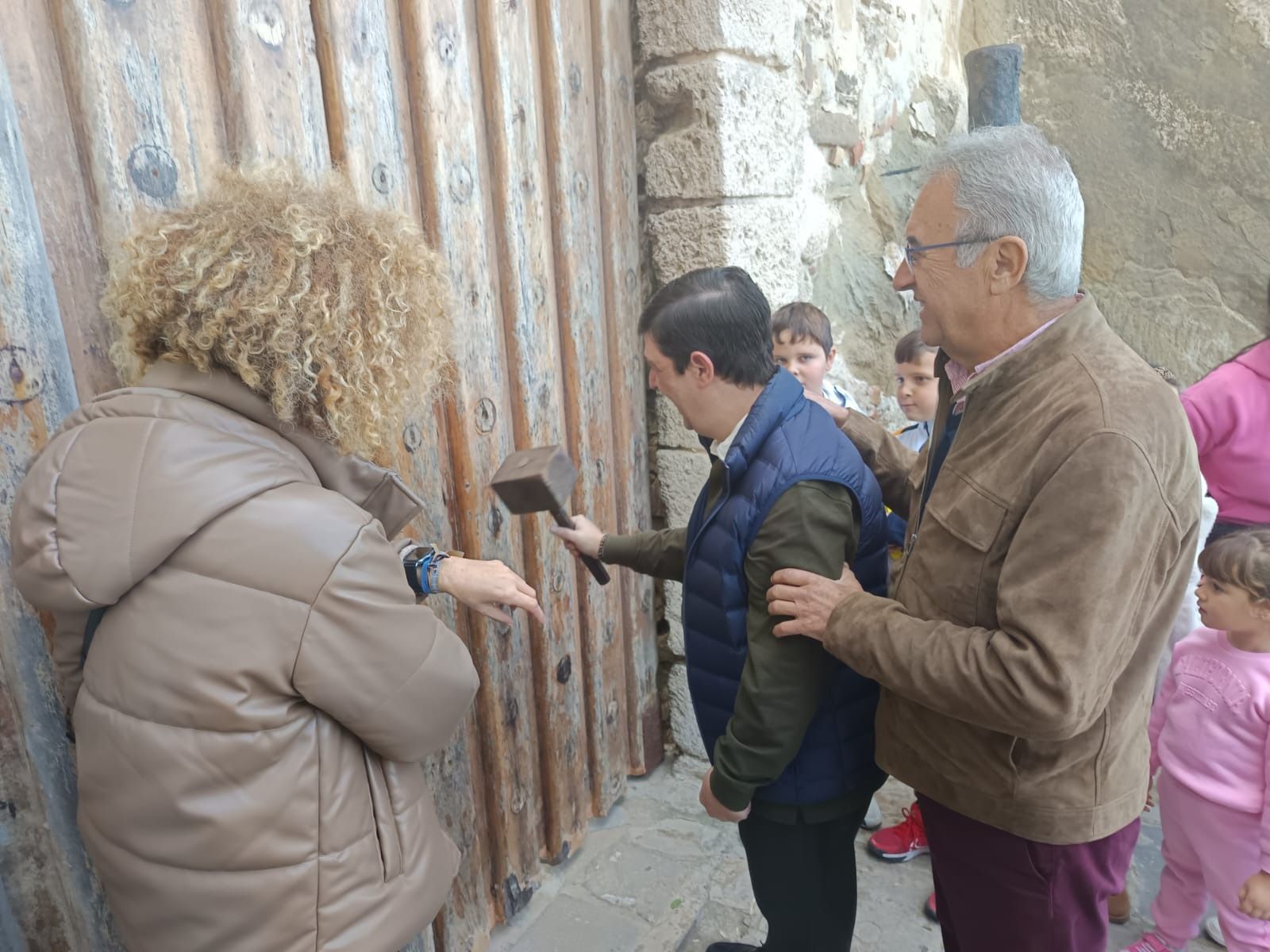 La ilusión de la cabalgata de los Reyes Magos recorre Tarifa en una mañana sin lluvia, en imágenes