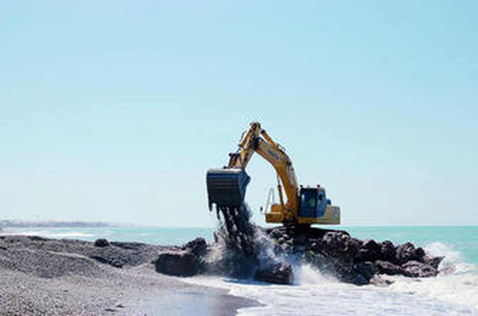 A las diez de la mañana comenzaron los trabajos de demolición. Una pala y seis camiones son los encargados de eliminar el polémico espingón del litoral costero del Poniente.