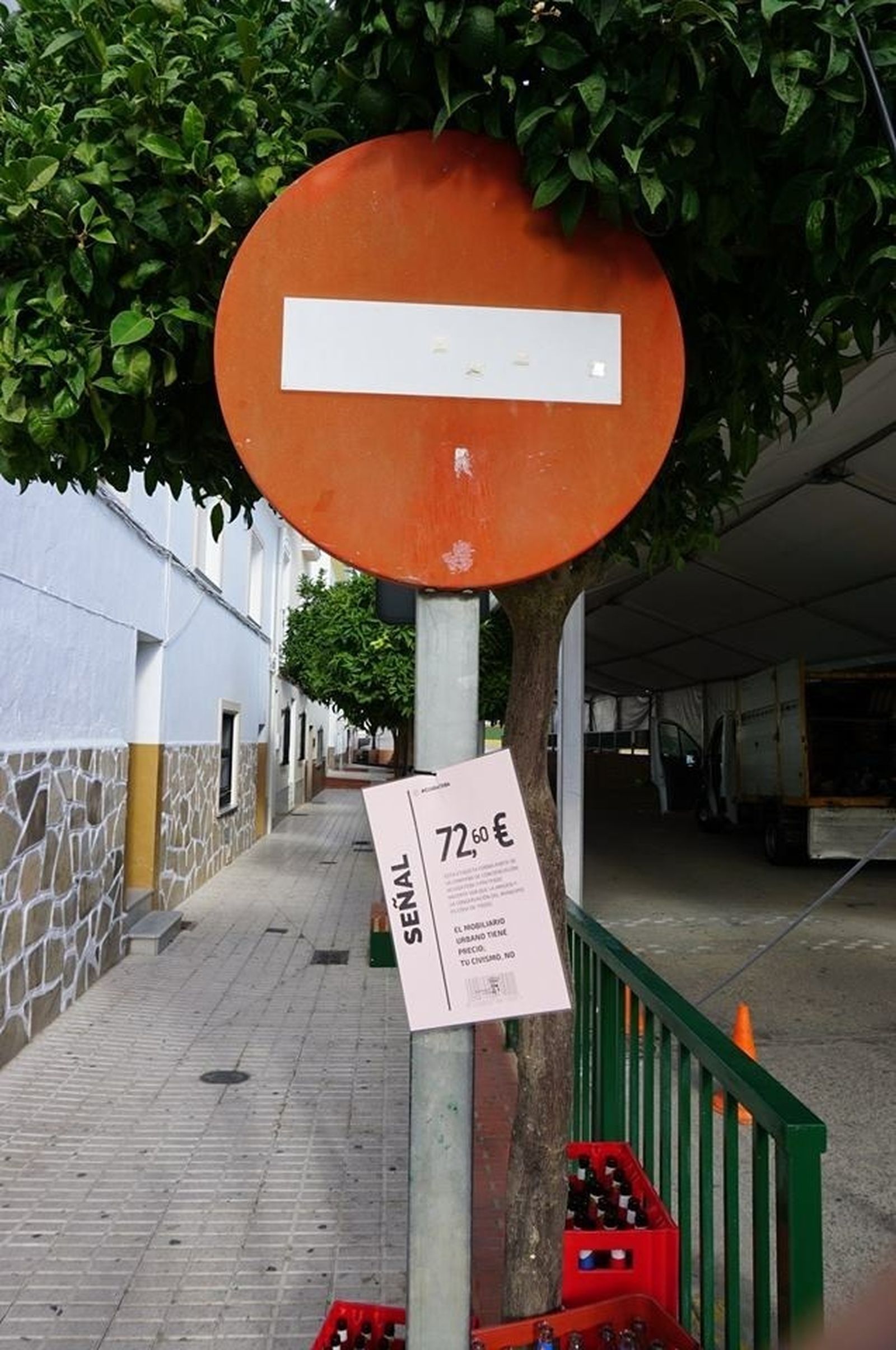 Una señal de tráfico marcada con su precio: 72,60 euros.