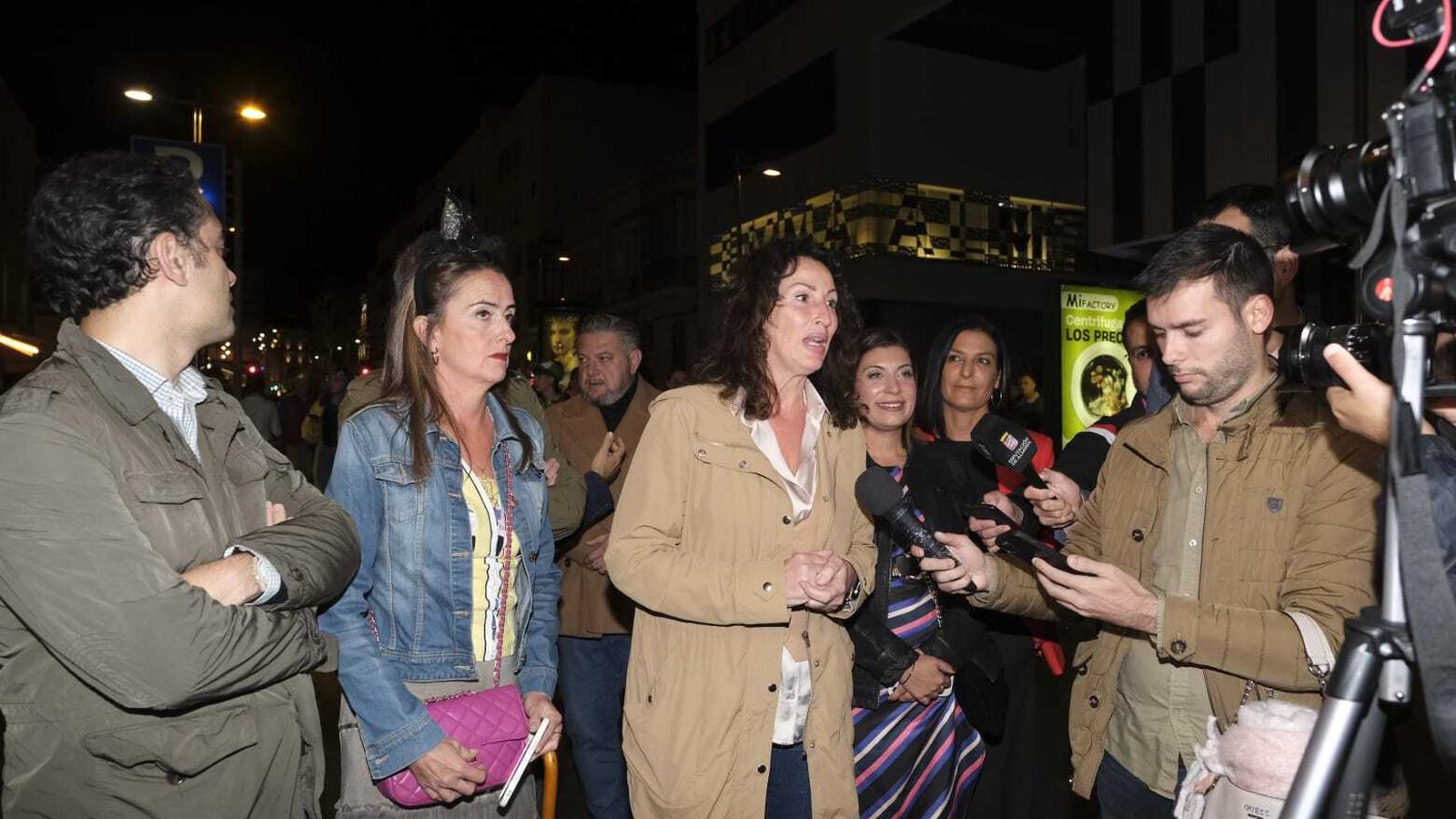 La alcaldesa de Almería no se ha perdido la fiesta, pero sin disfraz.