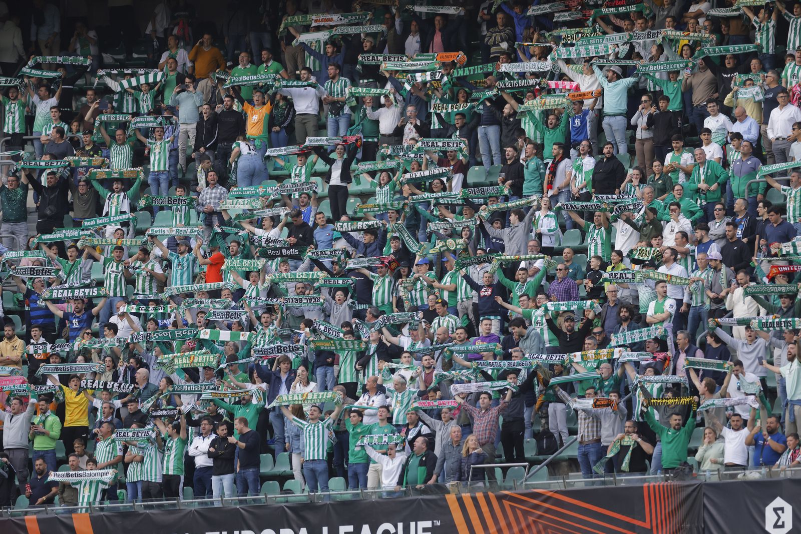 Búscate en las fotos del Betis-Manchester