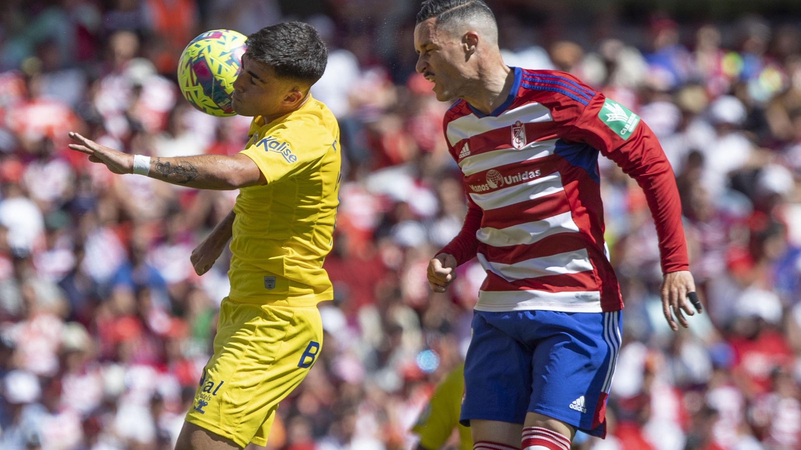 Moleiro y Callejón pugna por un balón aéreo.
