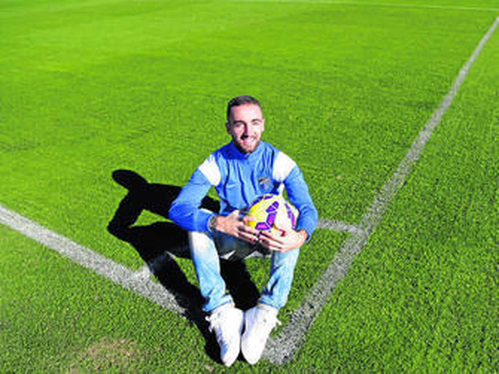 Sergi Darder posa para 'Málaga Hoy' en el césped del Ciudad de Málaga.