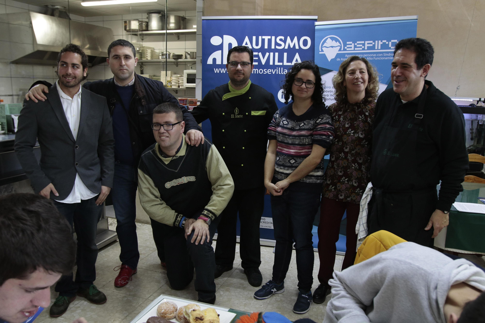 Miembros de Autismo Sevilla junto a varios jóvenes con Asperger, ayer en el bar El Jinete.