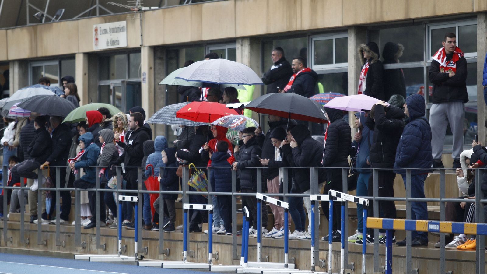 Aficionados situados en las gradas durante un momento de la sesión llevada a cabo a puerta abierta de este lunes.