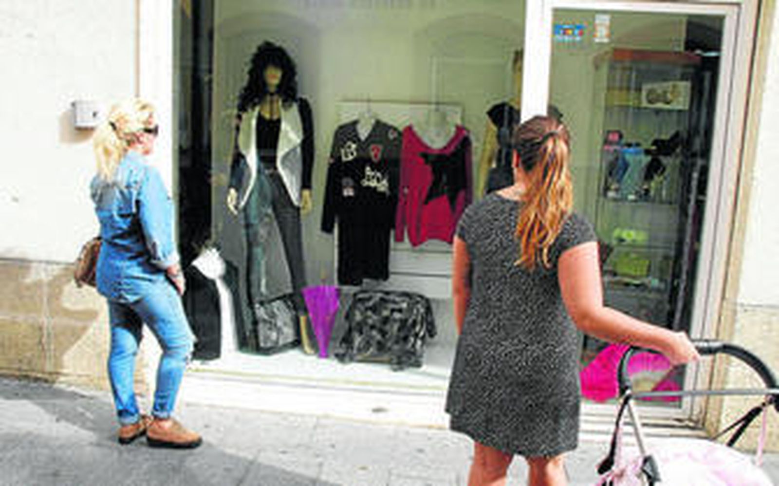 Las tiendas del centro lucen desde hace semanas en sus escaparates diferentes prendas de invierno, un verdadero contraste con la temperatura del exterior.