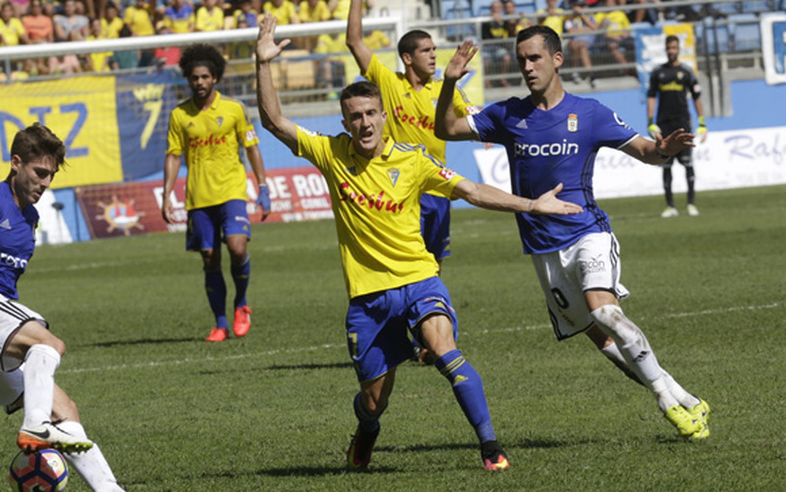 Salvi protesta una acción en el partido frente al Oviedo. /Fito Carreto