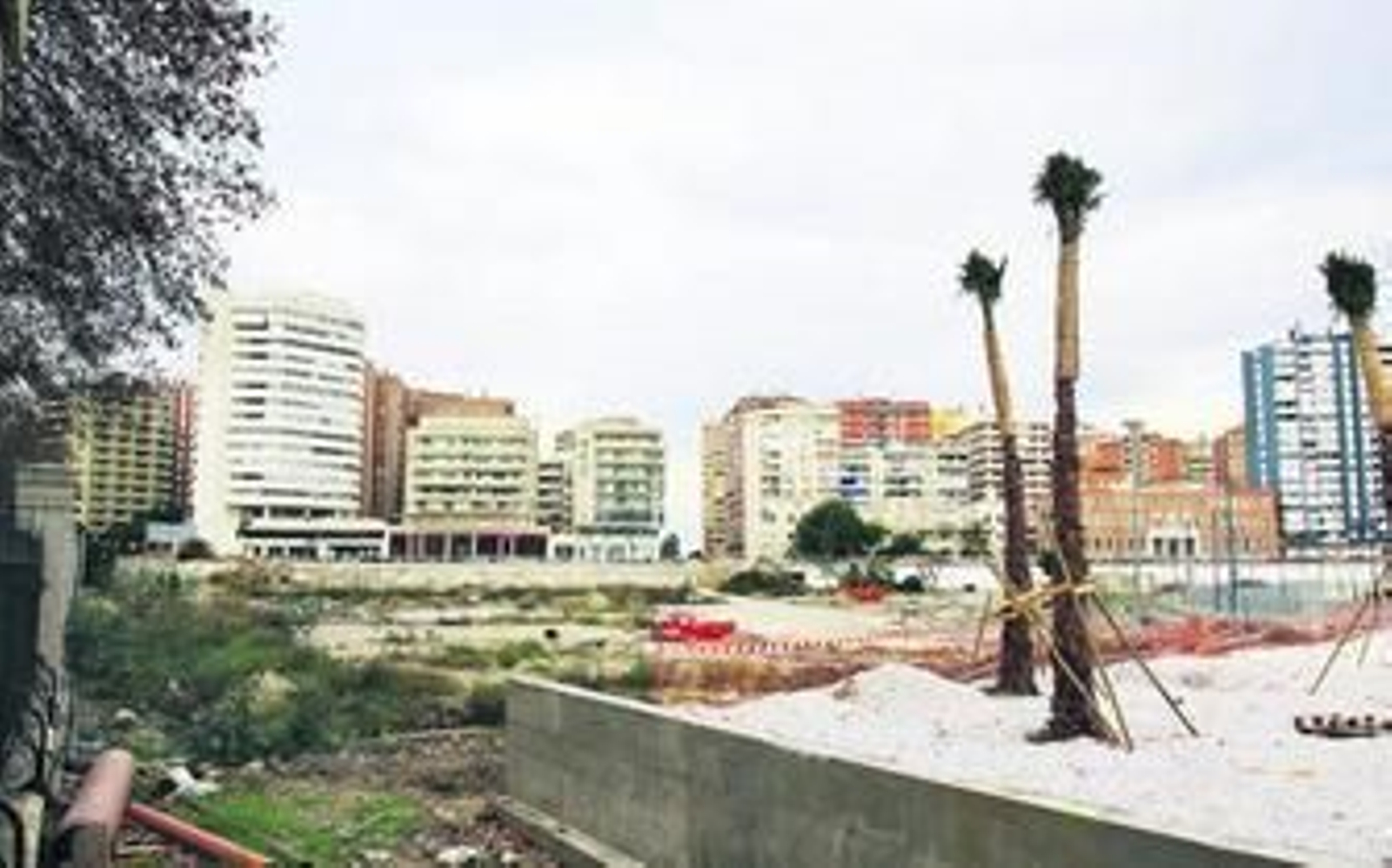 Suelos de la 'esquina de oro' donde se proyecta el supermercado.
