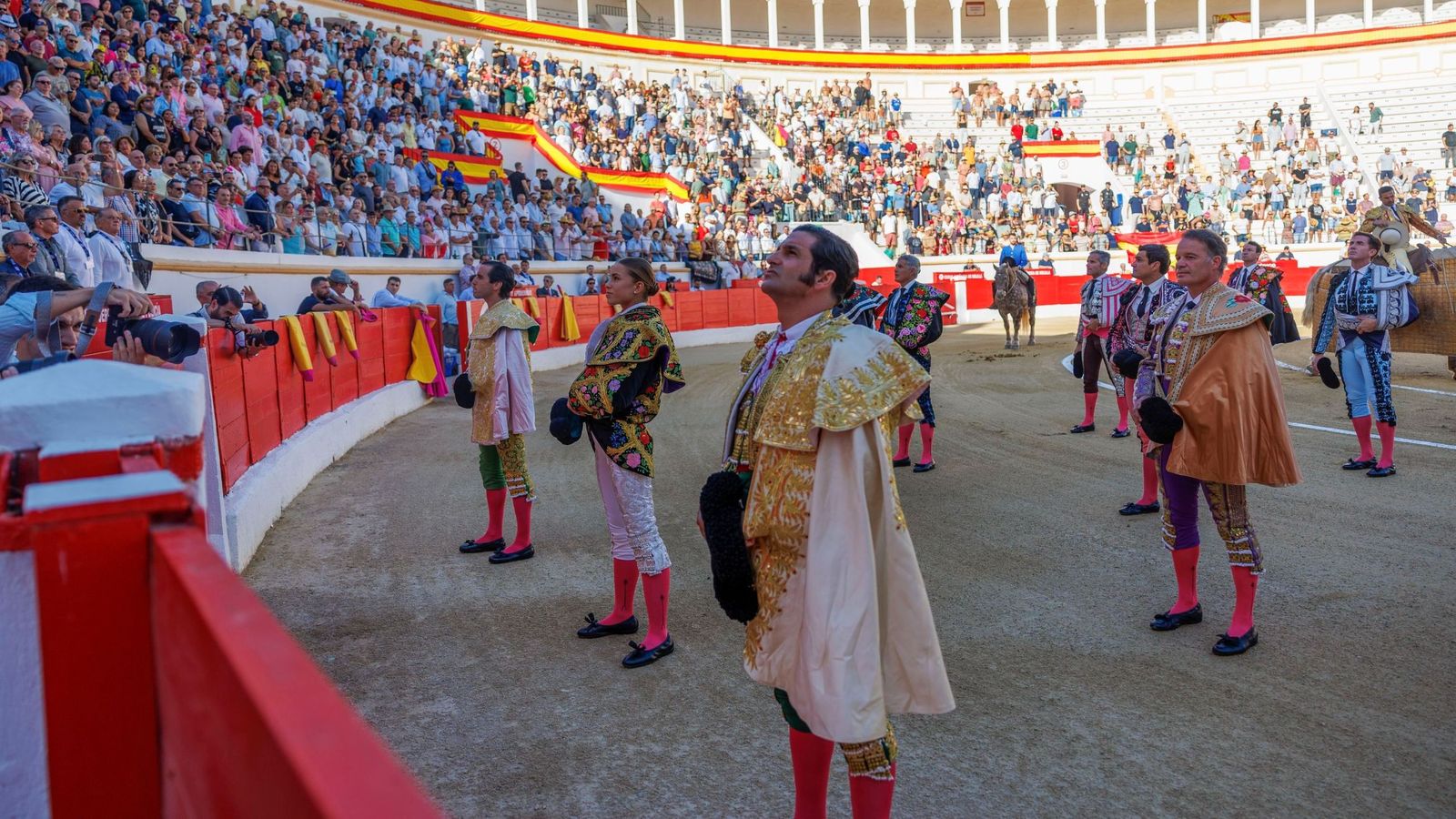 El diestro Morante de la Puebla, Juan Ortega y Olga Casado durante el festejo celebrado el pasado mes de septiembre en Melilla  por su feria en honor a su patrona, la Virgen de la Victoria.
