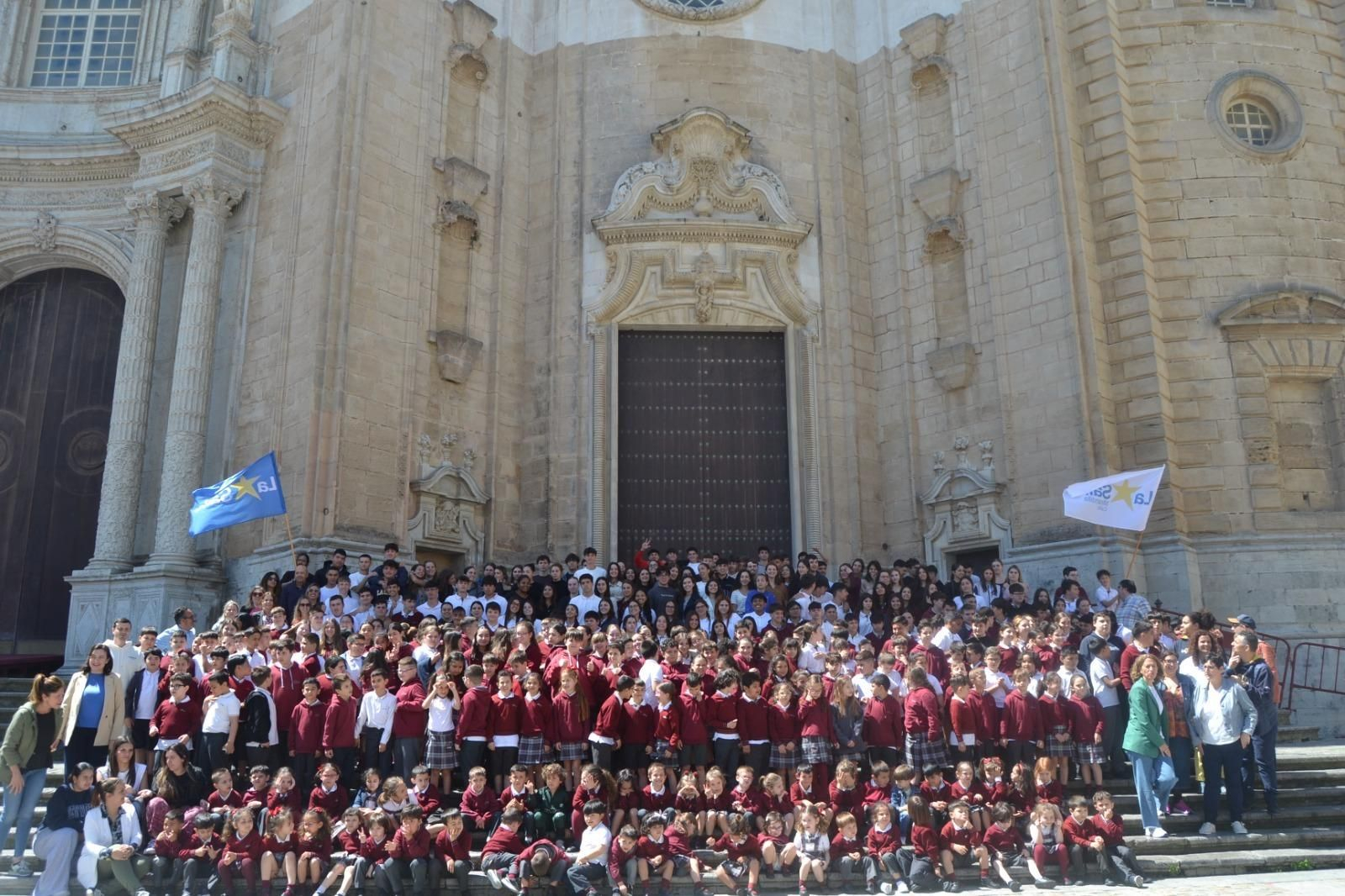 Una imagen del alumnado de los centros de La Salle de Cádiz, en las escalinatas de la Catedral.