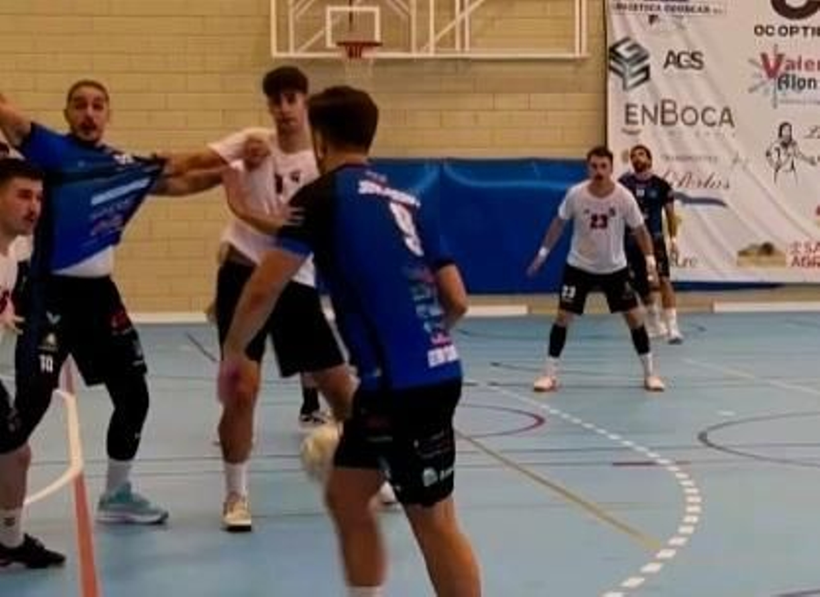 Un jugador del conjunto canterano-sureño con la posesión del balón durante un encuentro disputado en casa.