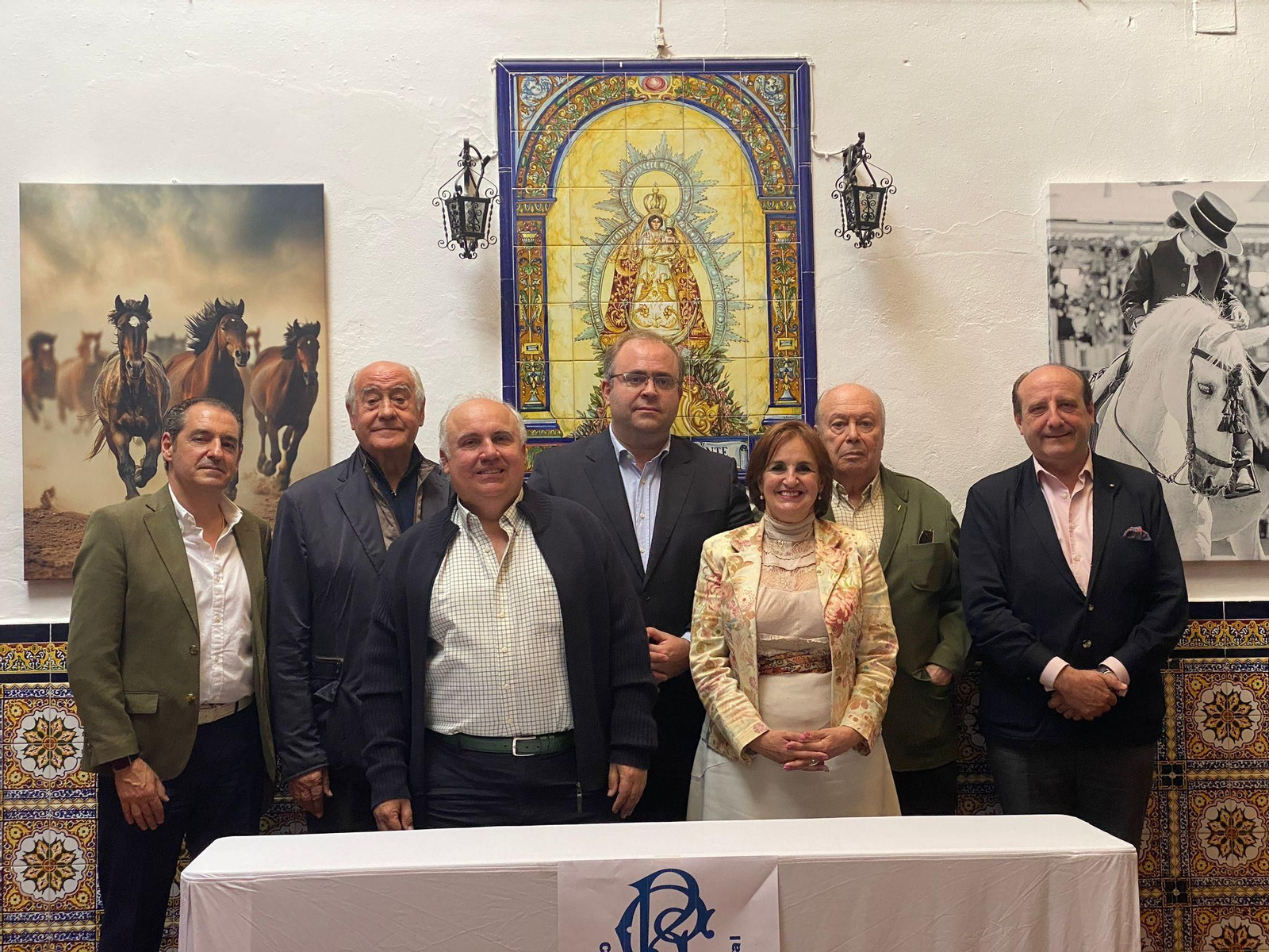 Los componentes de la tertulia taurina con la directiva del Casino de Cazalla de la Sierra. Los componentes de la tertulia taurina con la directiva del Casino de Cazalla de la Sierra.