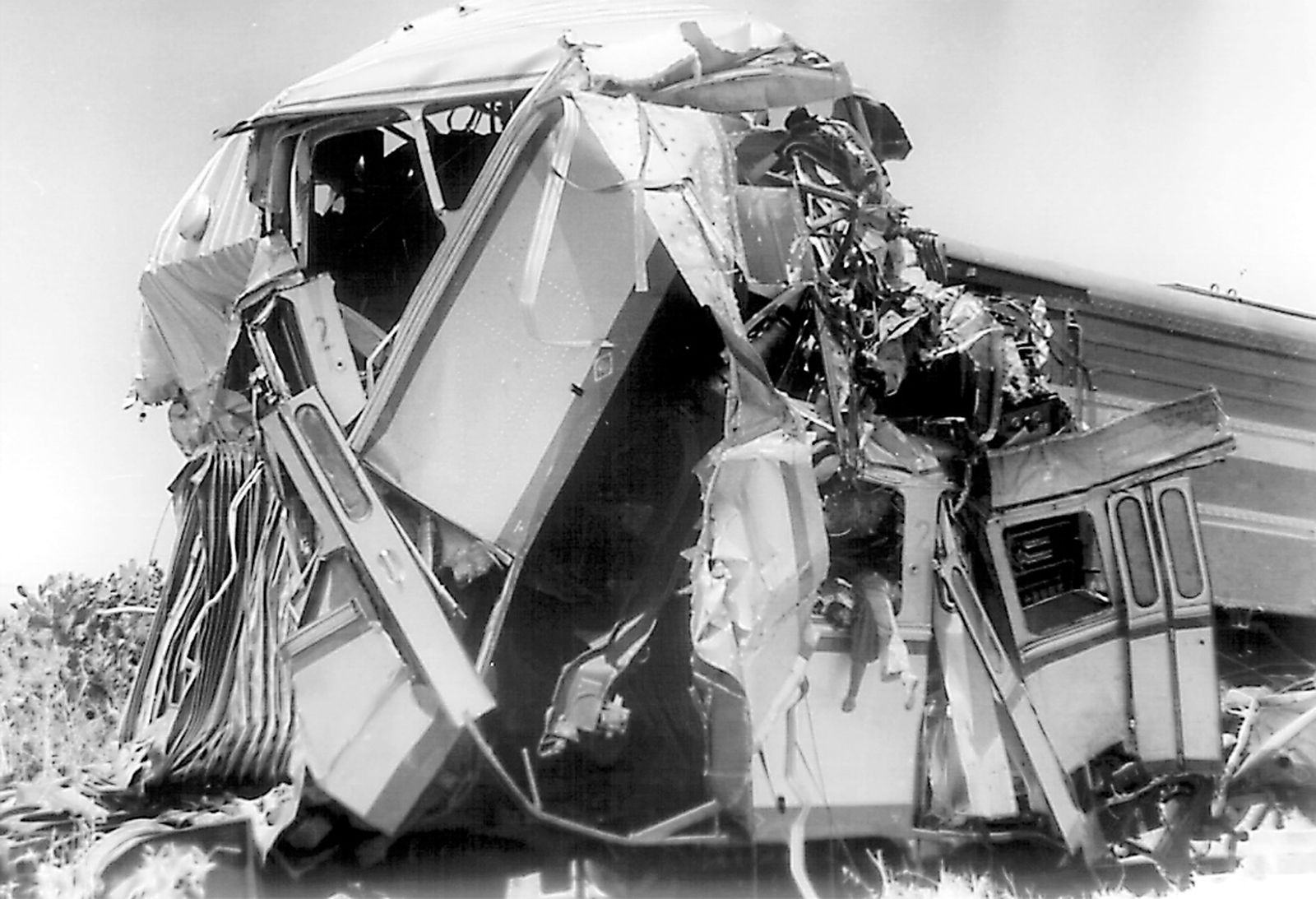 El frontal del expreso, destrozado. Se aprecia un cuerpo que cuelga de una ventanilla.