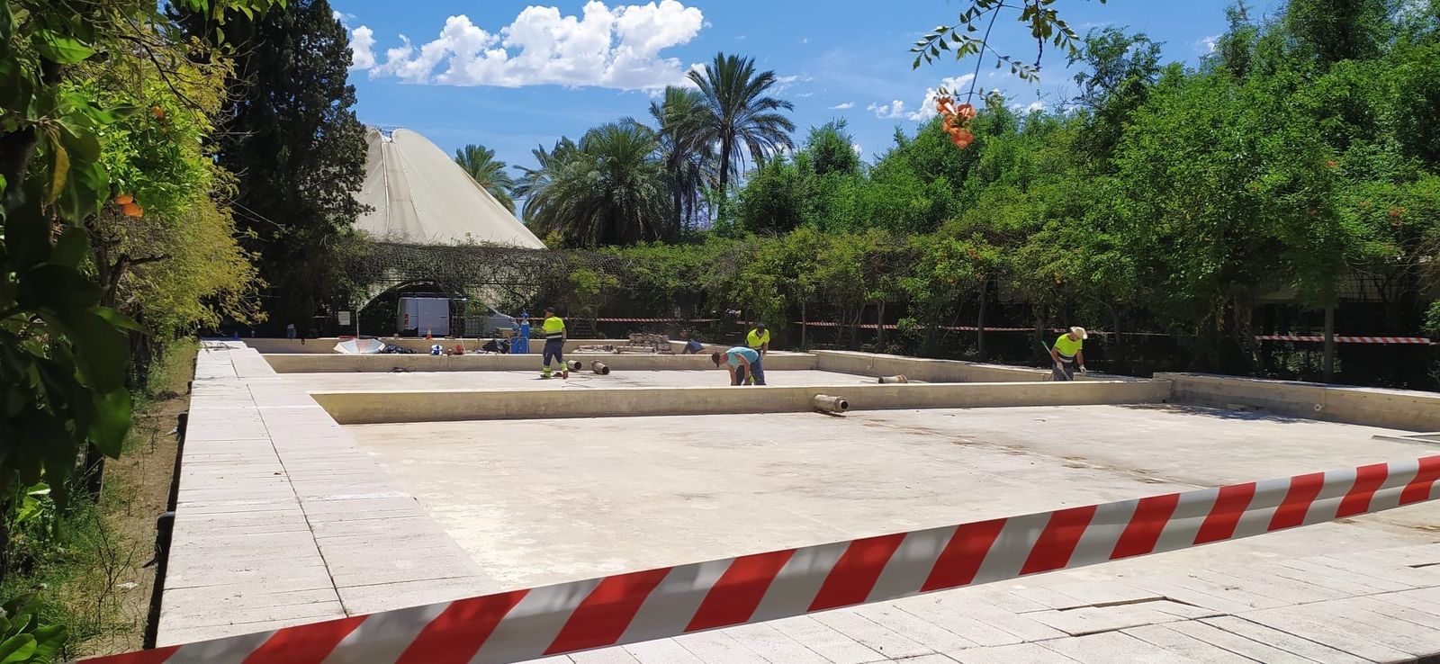 La obra de reparación del estanque en la sede de la Gerencia de Urbanismo en la Cartuja.