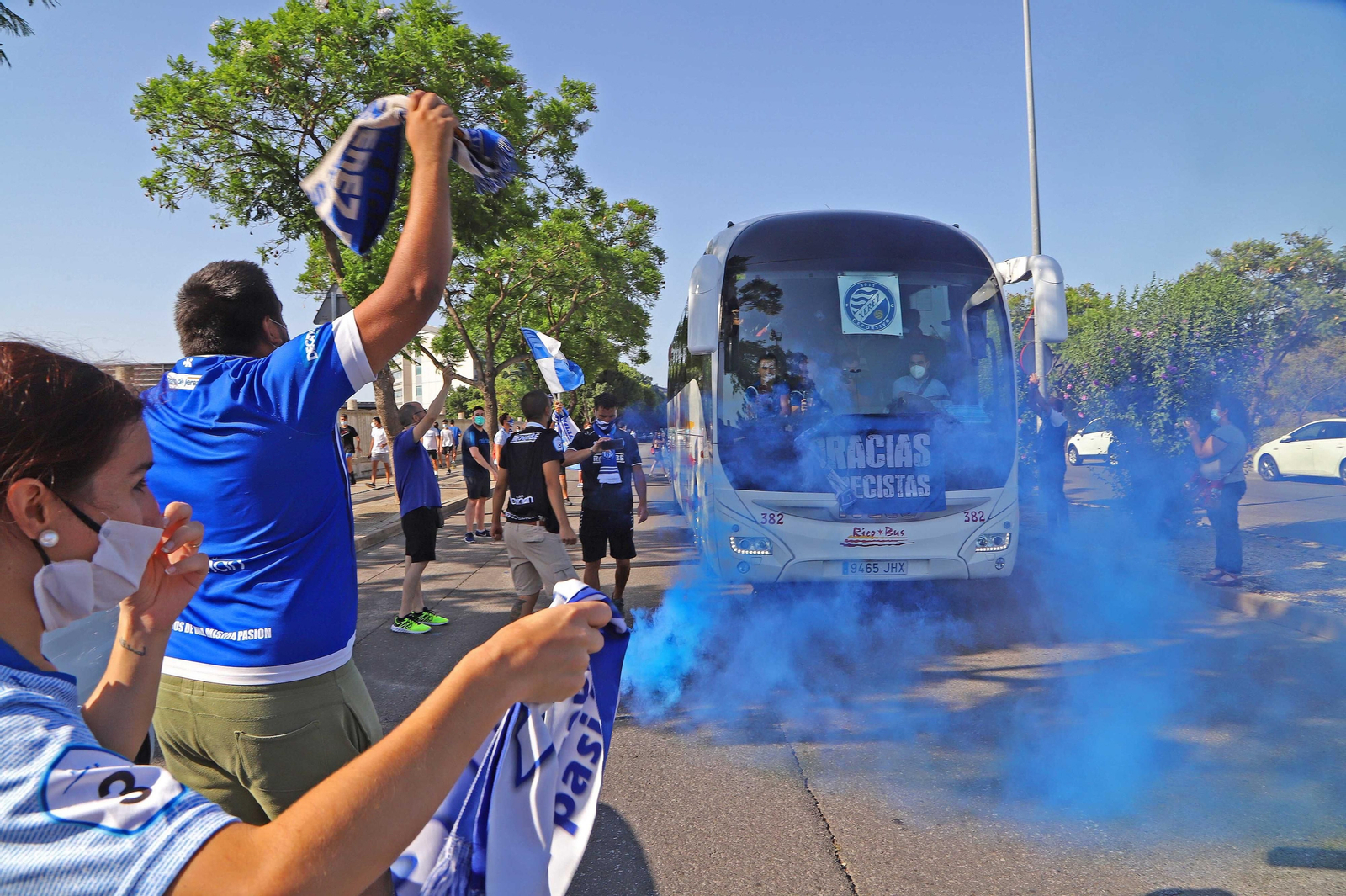 Los aficionados del Xerez DFC despiden al equipo en la salida hacia Marbella
