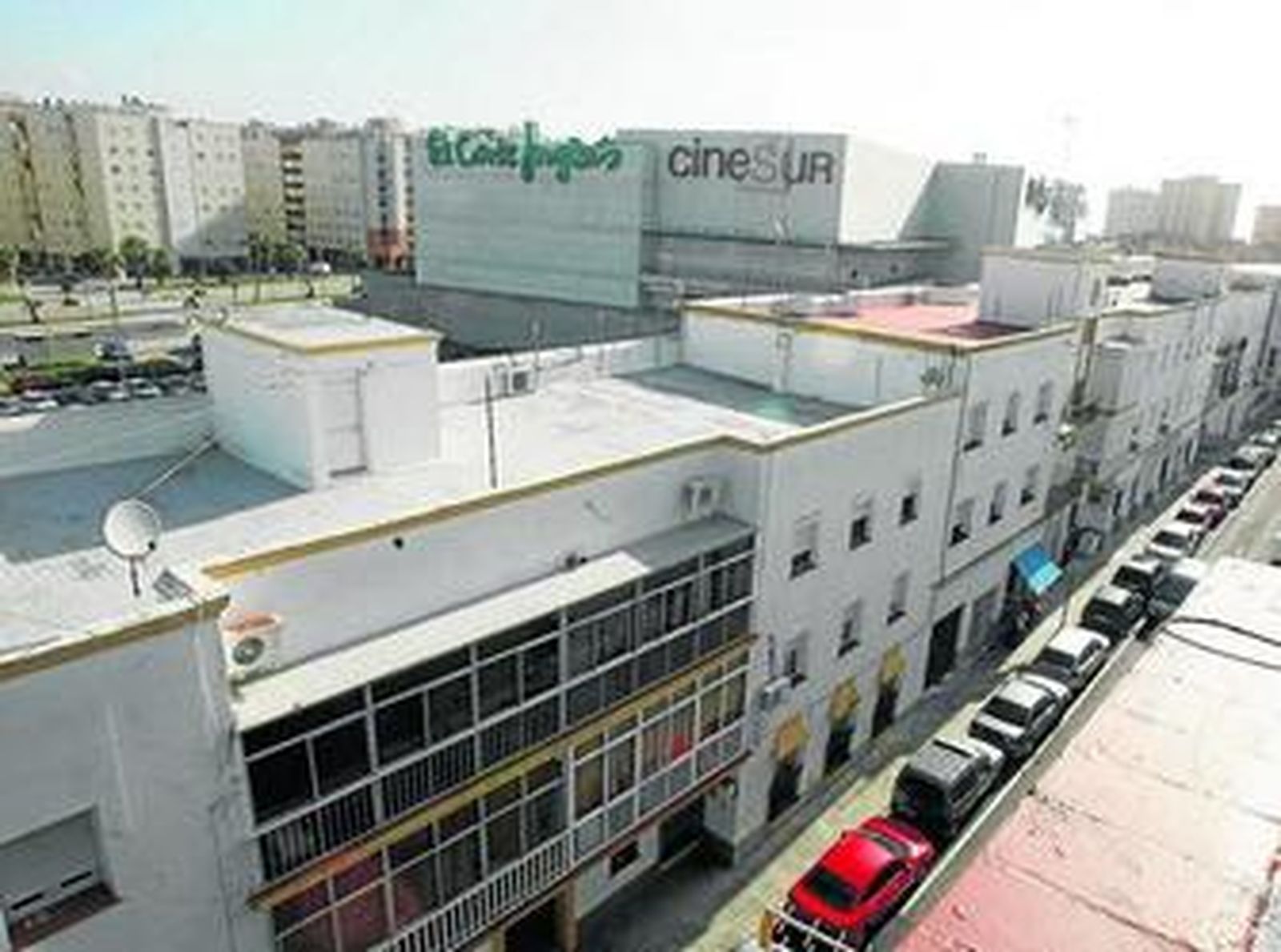 Los dos barrios unidos por la asociación de Astilleros y separados por El Corte Inglés.