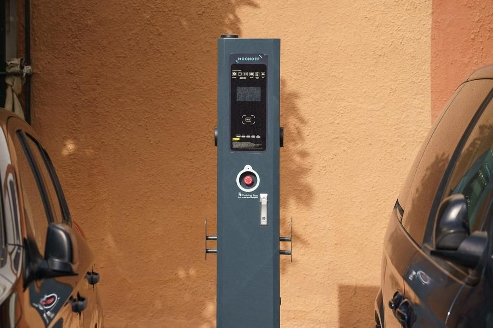 Nuevo cargador para coches eléctricos e híbridos enchufables. Nuevo cargador para coches eléctricos e híbridos enchufables.