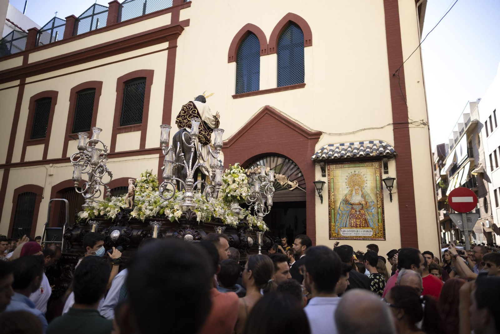 Imágenes de la salida extraordinaria de La Borriquita por las calles de Huelva