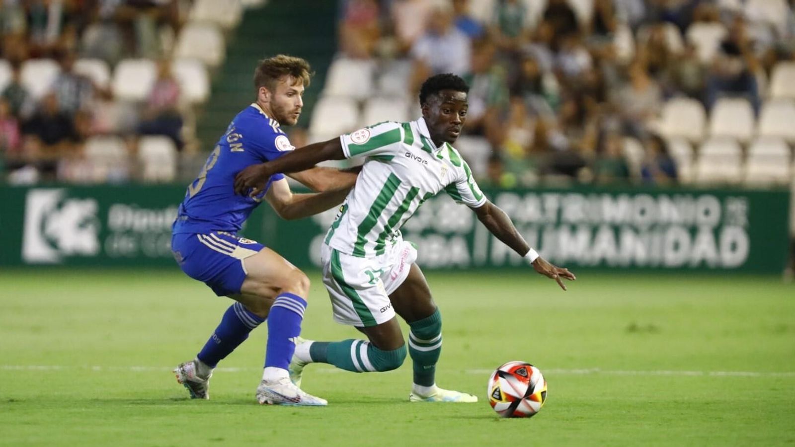 Adilson Mendes intenta deshacerse de su par.