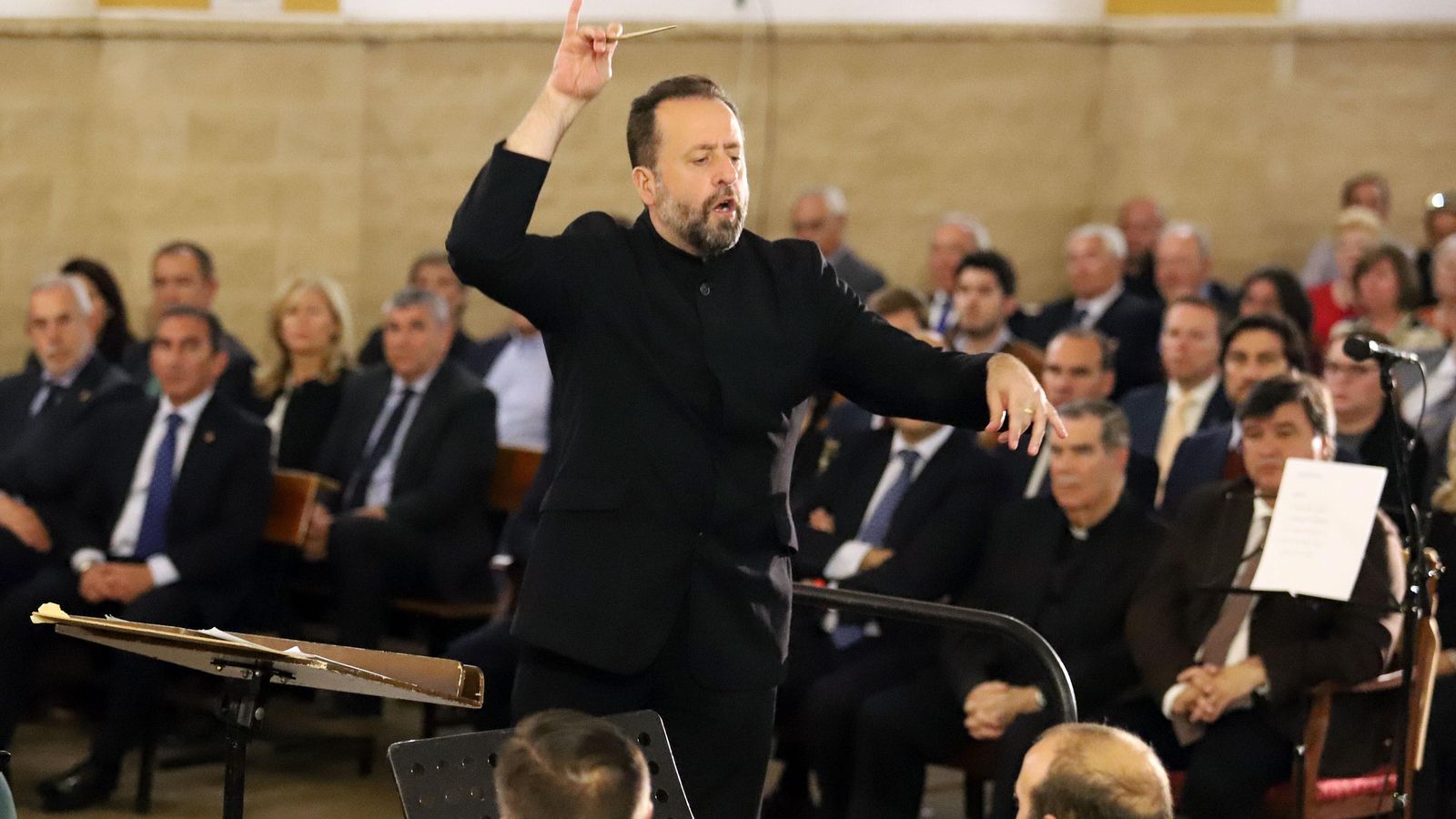 Francisco Navarro Lara dirige a la Banda Sinfónica Municipal.