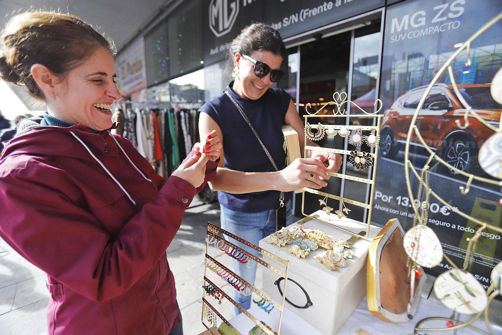Imágenes del ambiente en el zoco del Mercado del Carmen