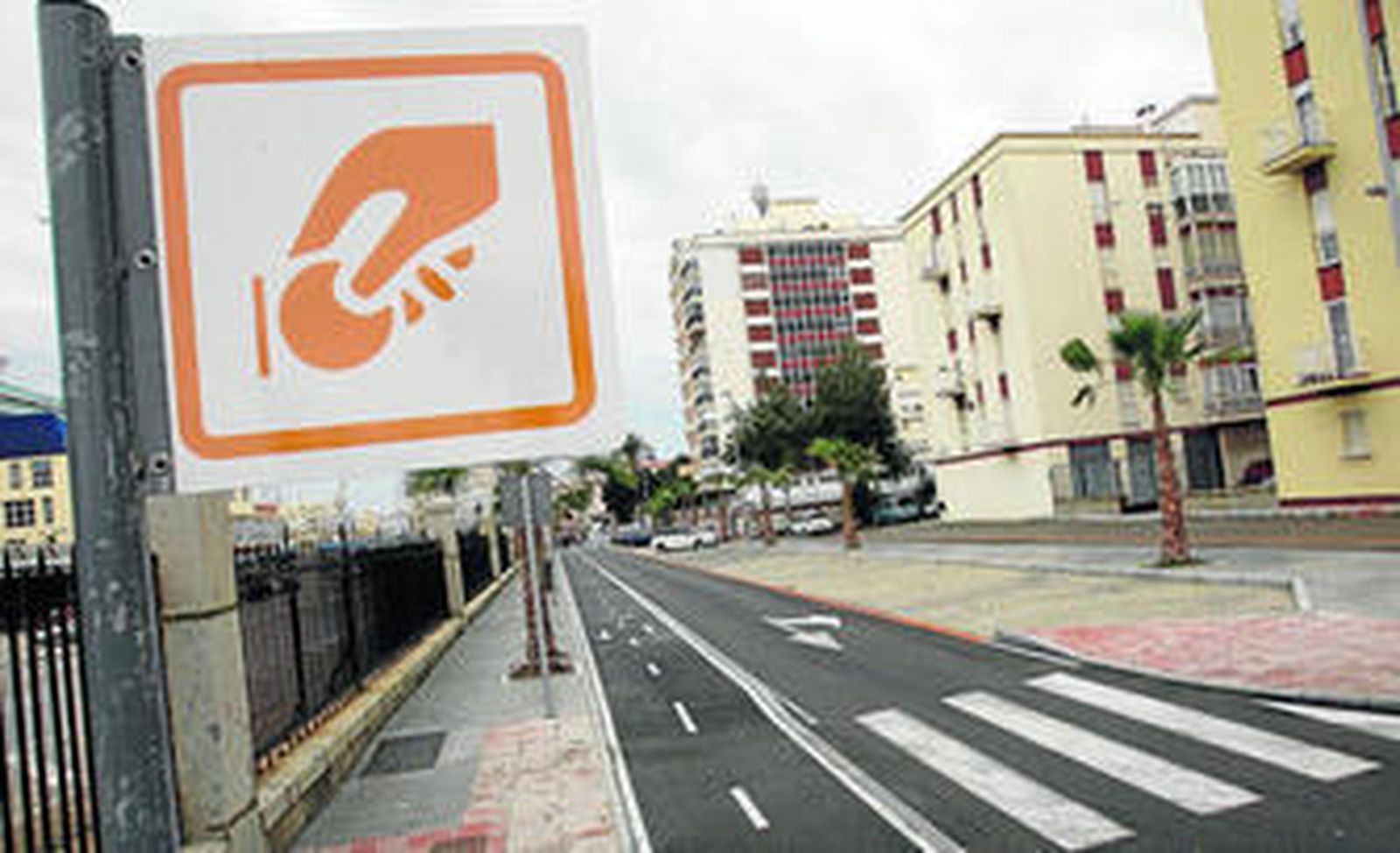 Imagen que presenta a diario la avenida del Descubrimiento, sin ningún vehículo aparcado dentro del área de la zona naranja.