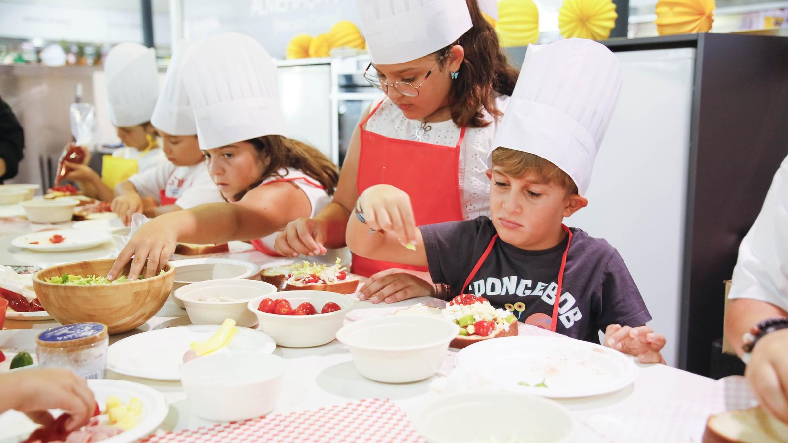 Las imágenes del taller infantil de cocina en el mercado de Almería