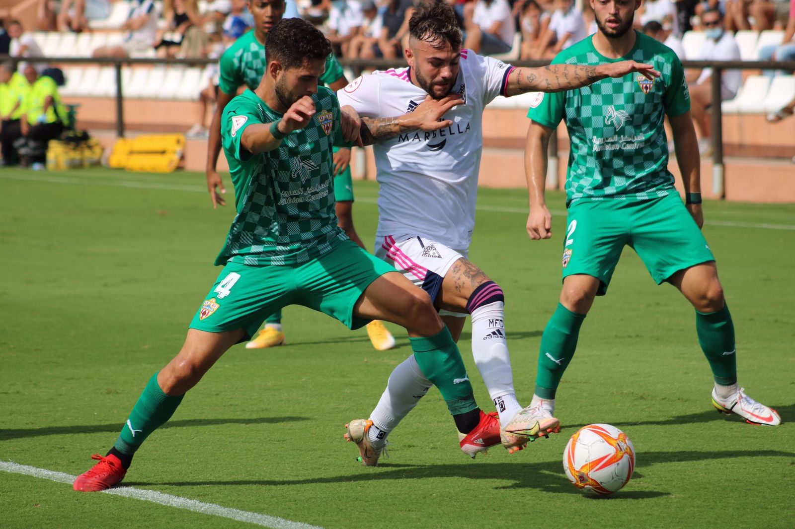 Una acción del partido entre el Marbella FC y la UD Almería B.