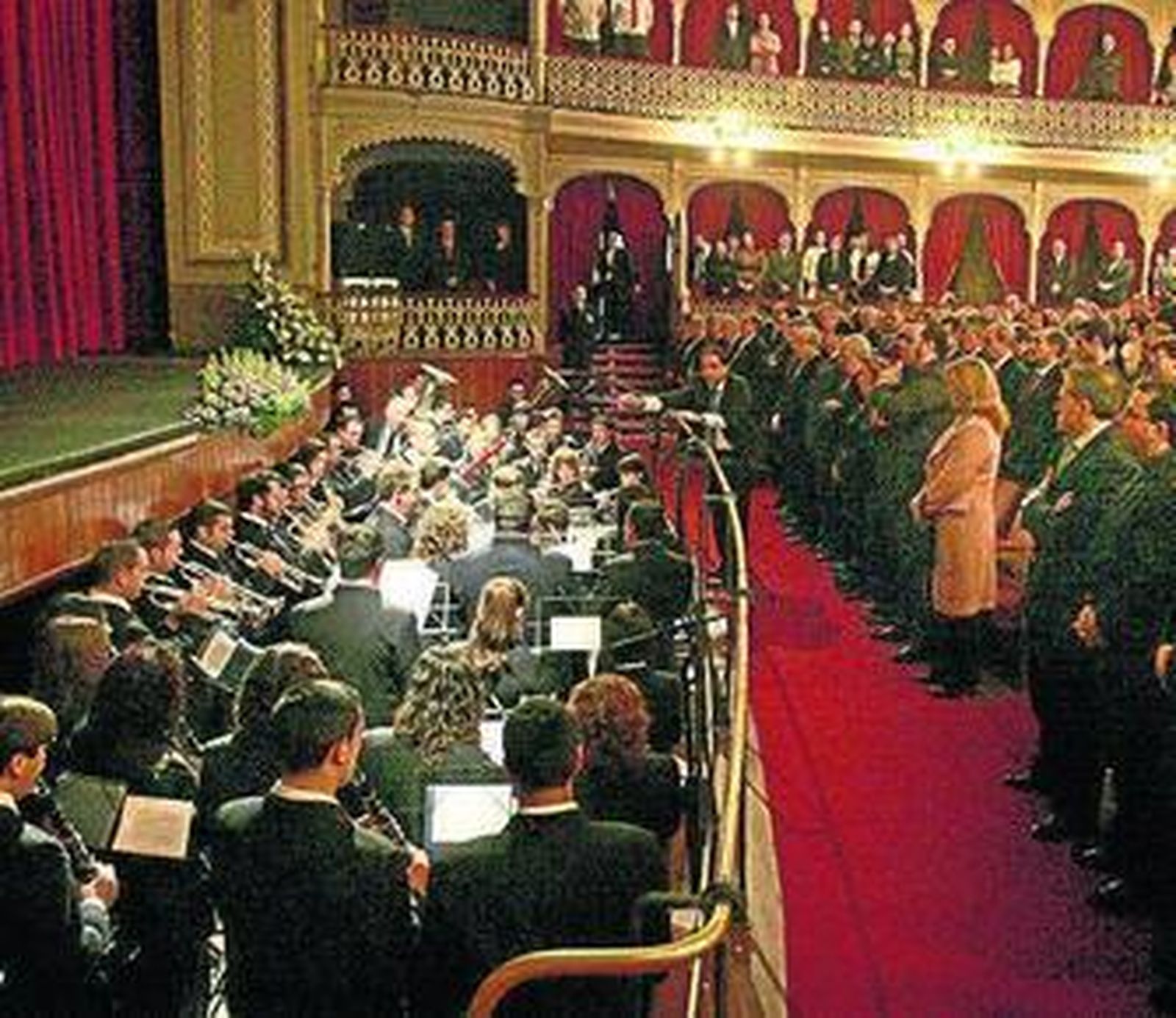 La banda de música ocupa el foso del Falla en el acto del pregón.